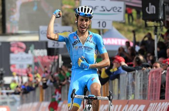 Fabio Aru garaipena ospatzen. (Luk BENIES / AFP)