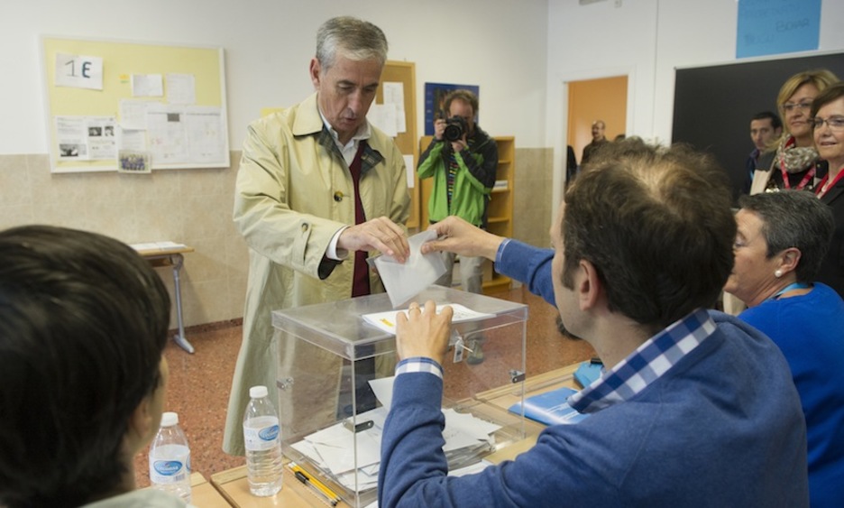 Ramón Jáuregui ha depositado su papeleta en Gasteiz. (Raul BOGAJO/ARGAZKI PRESS)