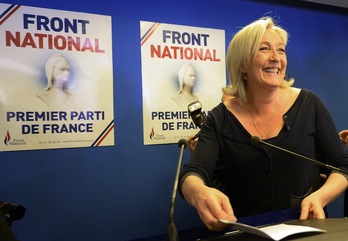El FN ha valorado los sondeos con un cartel que rezaba que son la primera fuerza política del Estado francés. (Pierre ANDRIEU / AFP)