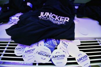 Camisetas y pegatinas a favor de Juncker, candidato del PPE. (Georges GOBET / AFP PHOTO)