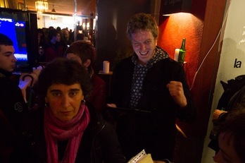 El parlamentario de EH Bildu en Nafarroa, Maiorga Ramírez, repasa los datos electorales. (Iñigo URIZ/ARGAZKI PRESS)