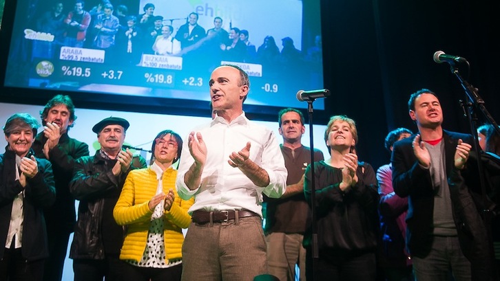 Juaristi, flanqueado por representantes de la coalición independentista, en la sala Bilborock. (Luis JAUREGIALTZO/ARGAZKI PRESS)