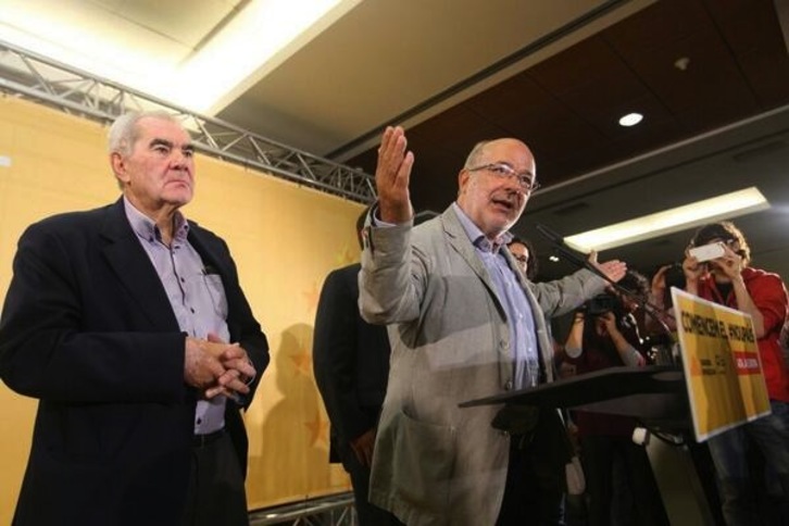 El candidato de ERC, Josep Maria Terricabras, celebrando la victoria junto al número dos, el exconseller Ernest Maragall. (ERC)