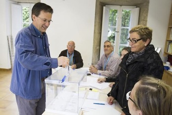 Xavier Vence, portavoz del BNG, deposita su voto. (www.bng-galiza.org)