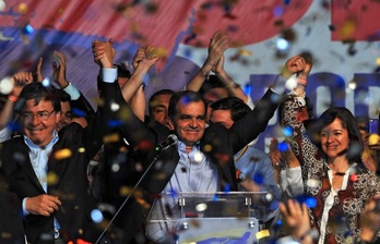 Oscar Iván Zuluaga celebra los resultados con sus seguidores. (Guillermo LEGARIA/AFP)