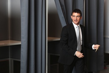 Manuel Valls, tras votar ayer. (Thomas SAMSON/AFP) 