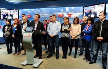 Roberto Jiménez ha comparecido acompañado por la dirección del PSN. (Jagoba MANTEROLA / ARGAZKI PRESS)