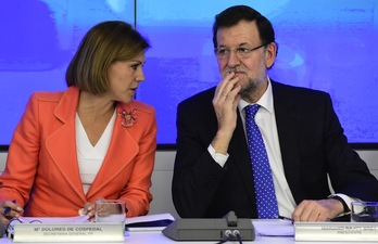 Cospedal conversa con Rajoy durante la reunión de este lunes. (Javier SORIANO / AFP PHOTO)