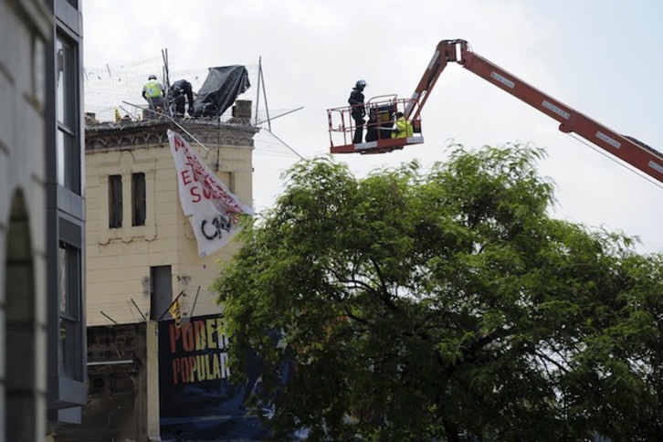 Los Mossos han accedido a la azotea con una grúa. (AFP PHOTO)