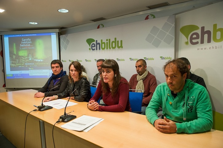 Concejales y alcaldes de EH Bildu, en la comparecencia sobre Garoña. (Juanan RUIZ/ARGAZKI PRESS)