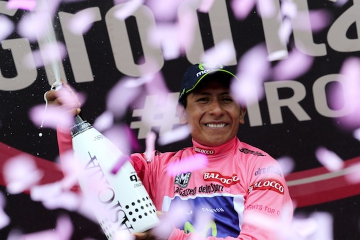 Nairo Quintana, exultante en el podio tras su victoria. (Luk BENIES / AFP PHOTO) 