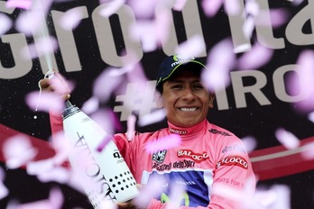 Nairo Quintana, exultante en el podio tras su victoria. (Luk BENIES / AFP PHOTO) 