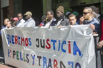 Inmigrantes que han participado en la concentración en Bilbo. (Marisol RAMÍREZ / ARGAZKI PRESS)