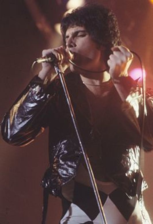 Mercury, en un concierto en directo con Queen en 1978. (WIKIPEDIA)