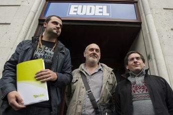 Alcaldes de EH Bildu han registrado sus peticiones en la sede de Eudel. (Monika DEL VALLE/ARGAZKI PRESS)