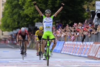 Pirazzi, brazos en alto, al cruzar la meta. (Luk BENIES/AFP PHOTO)