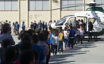 Exhibición de la Guardia Civil en un colegio público de Cintruénigo. (Jagoba MANTEROLA/ARGAZKI PRESS)