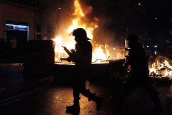 Los enfrentamientos han continuado en Barcelona tras el desalojo de Can Vies. (Josep LAGO/AFP)