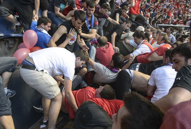 La avalancha dejó numerosos heridos en El Sadar. (Jagoba MANTEROLA/ARGAZKI PRESS)