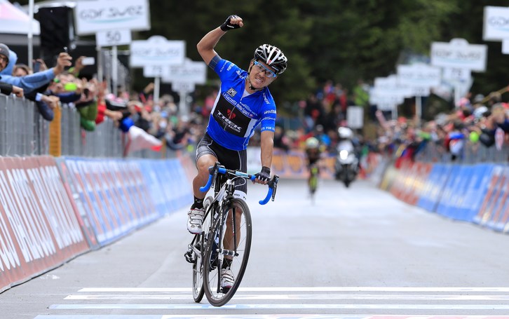 Julián Arredondo celebra su victoria de etapa. (Luk BENIES / AFP PHOTO)