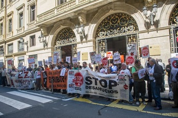 Protesta de diferentes colectivos ante la sede de Kutxa en Donostia. (Gorka RUBIO / ARGAZKI PRESS)