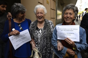 Faustina Romeral, feliz por haber podido narrar su historia ante los jueces. (Gerard JULIEN / AFP PHOTO)  