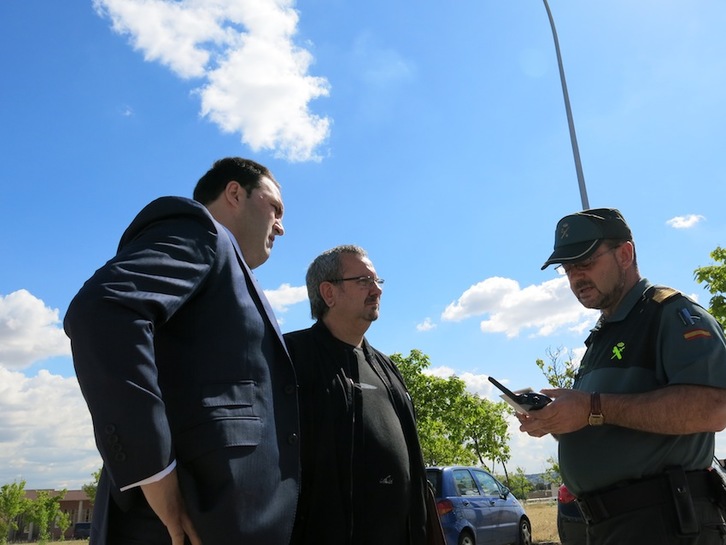 Iñarritu y Goioaga con un guardia civil, en el exterior de Navalcarnero. (AMAIUR)