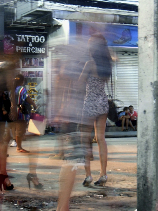 Kalean aritzen diren sexu langileek jasaten dituzte arrisku handienak. THINKSTOCK