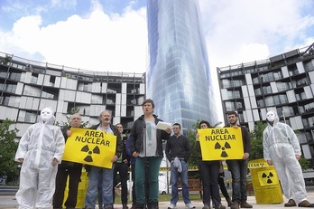 Los representantes de EH Bildu se han concentrado ante la Torre Iberdrola. (ARGAZKI PRESS)