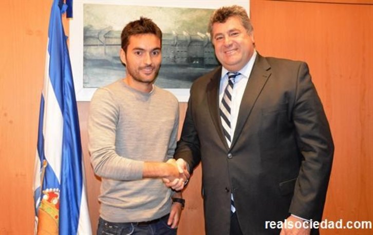 Dani Estrada con el vicepresidente de la Real, Mikel Ubarrechena. (REAL SOCIEDAD)