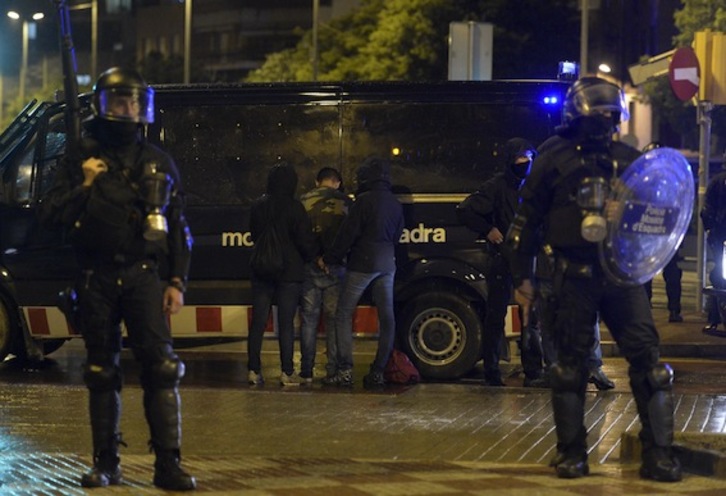 Una de las detenciones ocurridas el pasado mayo durante las protestas. (Josep LAGO/AFP PHOTO)