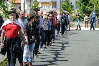 Hendaiako Santiago zubian burutu dute giza katea. (Jagoba MANTEROLA / ARGAZKI PRESS)