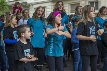 Gure Esku Dago ha grabado un flash mob este sábado en Gasteiz. (Juanan RUIZ / ARGAZKI PRESS)
