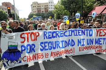 Cabecera de la marcha contra el recrecimiento del pantano. (Jagoba MANTEROLA / ARGAZKI PRESS)