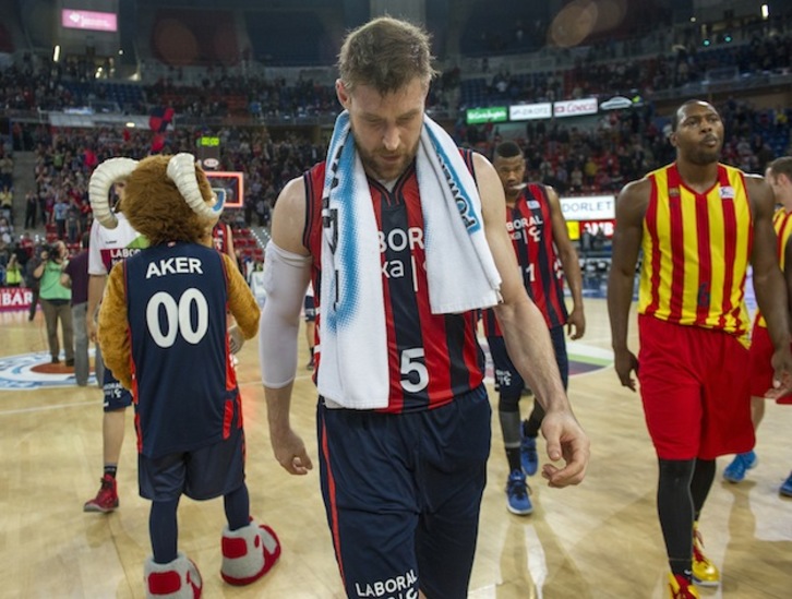 Un cabizbajo Nocioni se retira tras la derrota. (Juanan RUIZ / ARGAZKI PRESS)