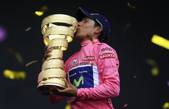 Quintana besa el trofeo que le acredita como ganador del Giro 2014. (Luk BENIES / AFP PHOTO)