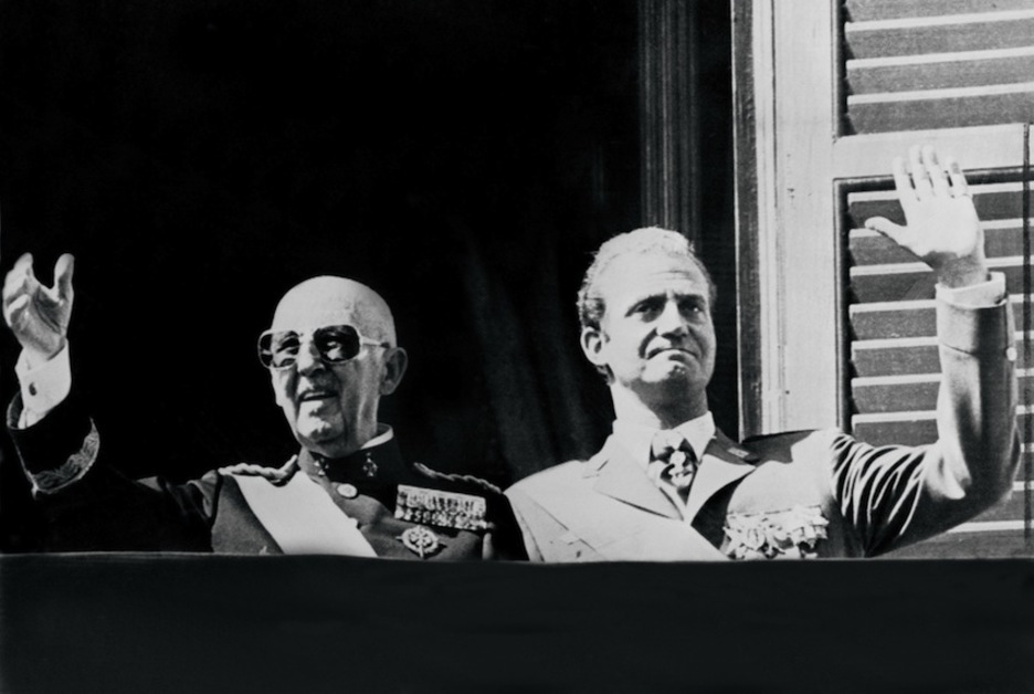 El dictador Franco y Juan Carlos de Borbón, en 1975. (AFP)