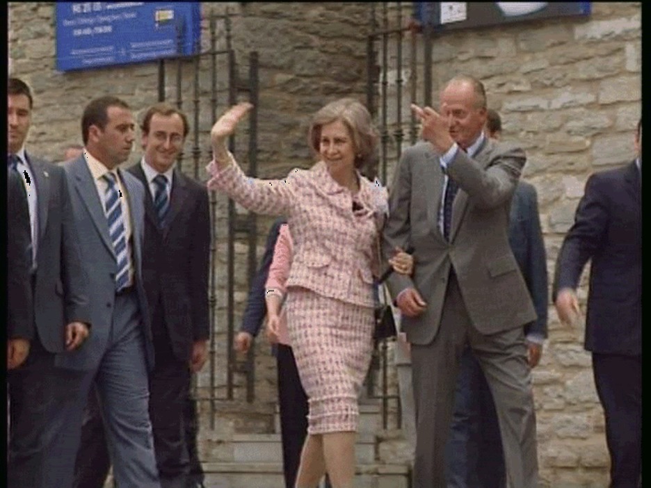El rey español respondió así a las personas que protestaban por su visita a Gasteiz en 2004. (NAIZ.INFO)
