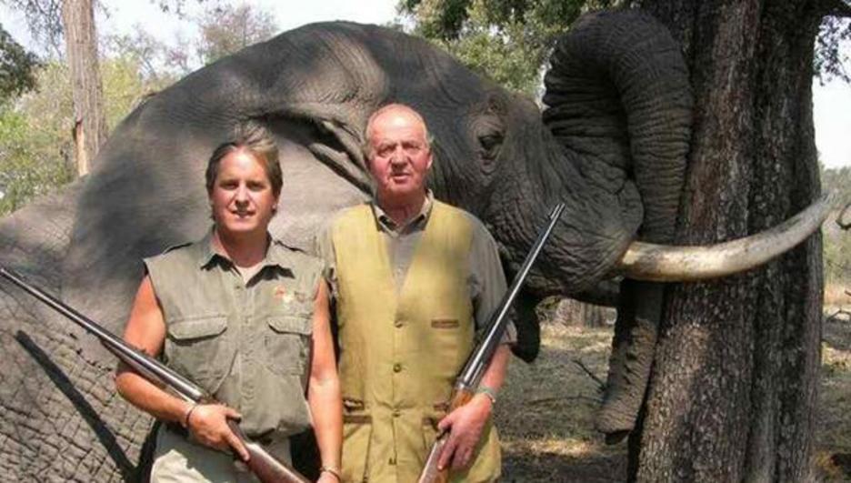 Juan Carlos de Borbón cazando elefantes en Botswana, en 2012, antes de romperse la cadera. (NAIZ.INFO)