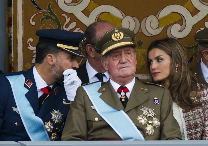Los actuales reyes españoles, junto al emérito en el Día de la Hispanidad de 2012. (Dominique FAGET/AFP) 