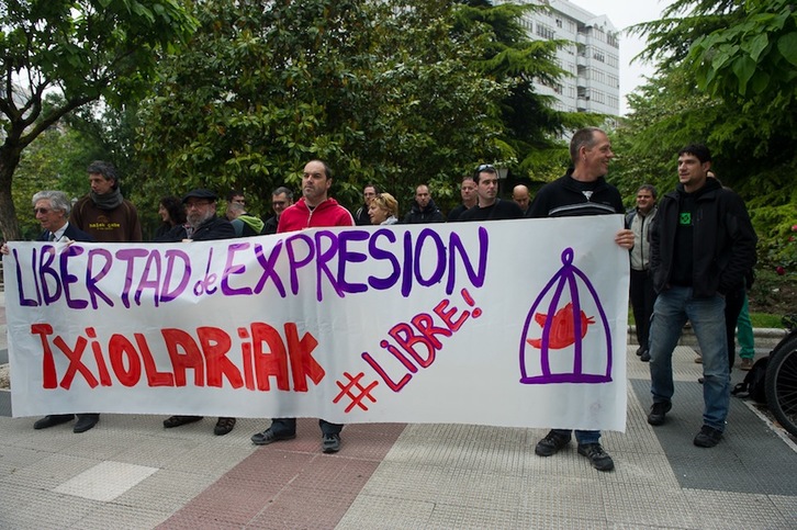Concentración convocada por Eleak en solidaridad con los detenidos en la ‘Operación Araña’ en abril. (Raul BOGAJO/ARGAZKI PRESS)
