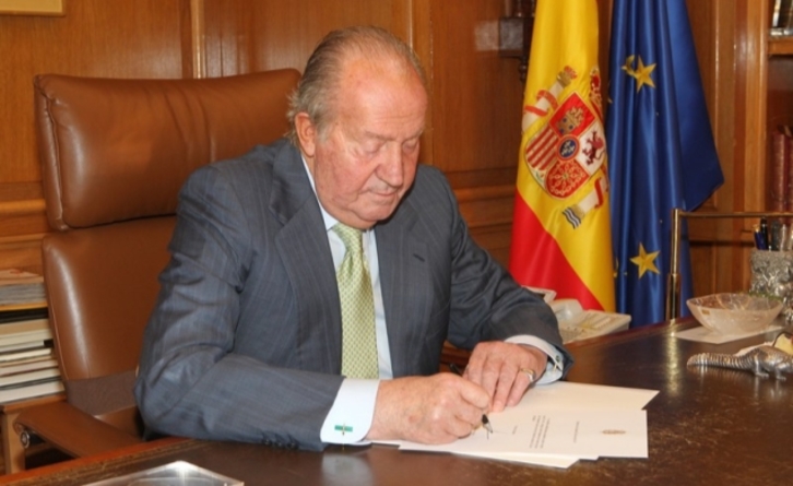 Juan Carlos Borbón firma su abdicación. (CASAREAL.ES)