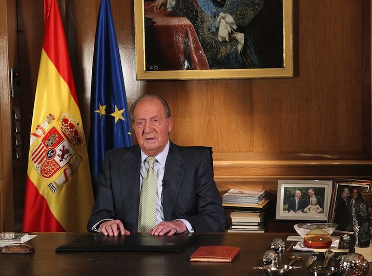 Juan Carlos de Borbón, durante la lectura de su declaración. (AFP/POOL/BORJA)