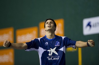 Retegi Bi, Olaizola II.aren aurkako garaipena ospatzen. (Juan Carlos RUIZ/ARGAZKI PRESS)