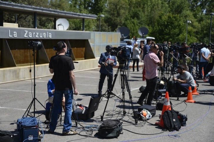 La expectación mediática ha sido máxima en el Palacio de la Zarzuela. (Pedro ARMESTRE/AFP)