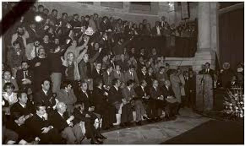 Junteros de HB interrumpen el discurso del rey español cantando ‘Eusko Gudariak’ en la Casa de Juntas de Gernika, en febrero de 1981.