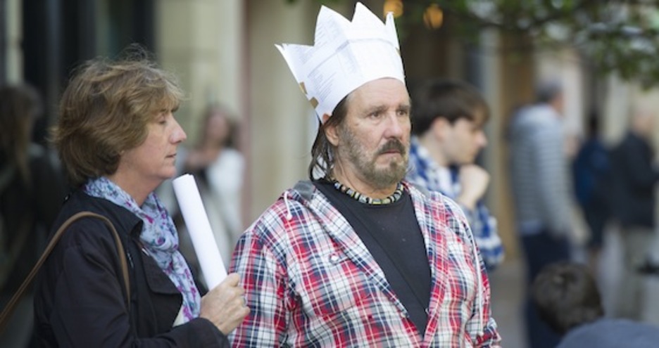 Un hombre con una corona en Donostia. (Gorka RUBIO/ARGAZKI PRESS)