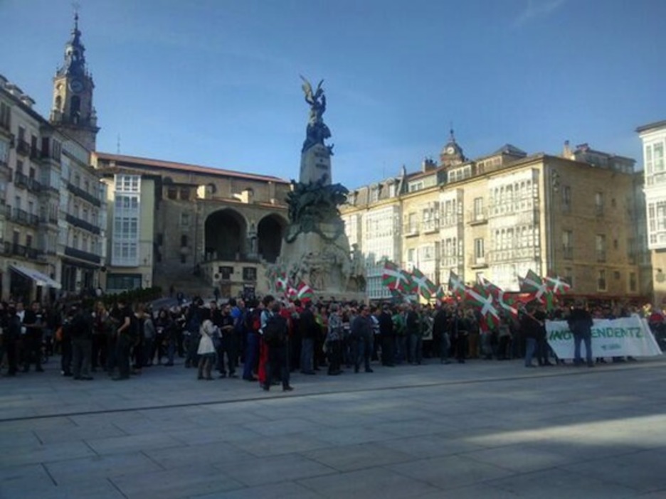 Concentración convocada por EH Bildu en Gasteiz. (@Ion_Salgado)