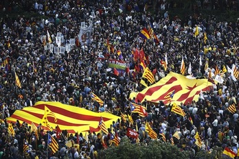 Bi ‘estelada’ erraldoi, Bartzelonako Katalunia plazan. (Quique GARCIA/AFP PHOTO)