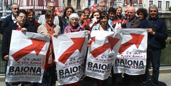 CFDT, CGT, ELB, FSU, LAB, UNSA eta Solidaires sindikatuetako kideak, manifestazioaren afitxekin. (NIEREBANOA)